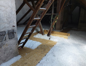 Zateplení stropu bytového domu pomocí foukané izolace